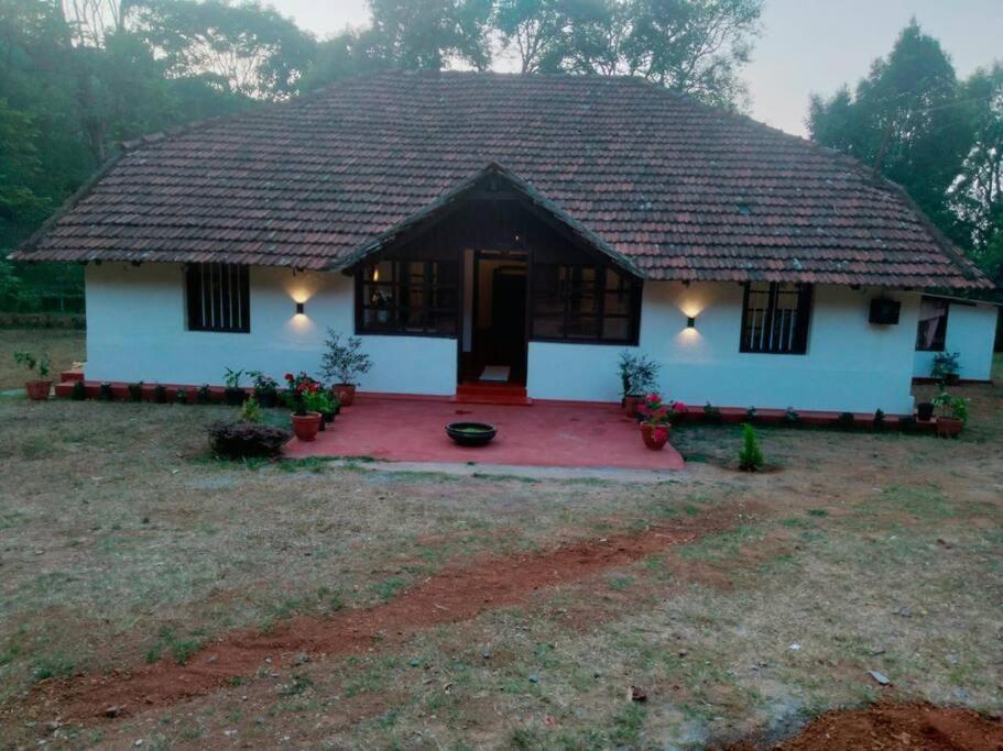 A Quaint Cottage With Rajah'S Seat View. Madikeri Bagian luar foto