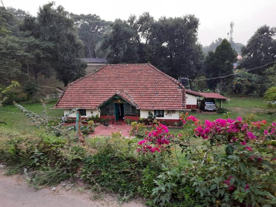 A Quaint Cottage With Rajah'S Seat View. Madikeri Bagian luar foto